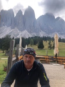 Francesco De Stefani, guida escursionistica, davanti alle pareti delle Odle in Val di Funes
